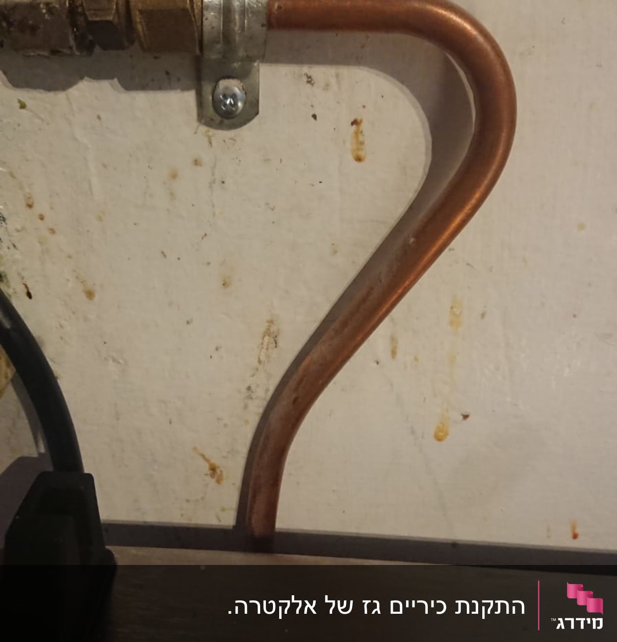 צינור נחושת מחובר לקיר עם תושבת מתכת